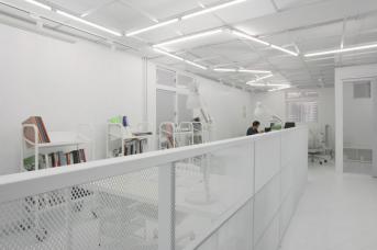 辦公室裝修:建筑人的實(shí)驗(yàn)精神，將18坪新創(chuàng)辦公室變身白色幻境！